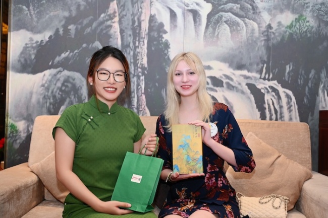 当谈话褪去浮华:一次心与心的文化相遇