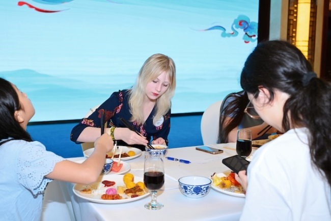 当谈话褪去浮华:一次心与心的文化相遇