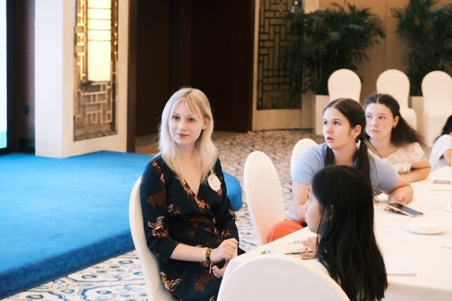 当谈话褪去浮华:一次心与心的文化相遇